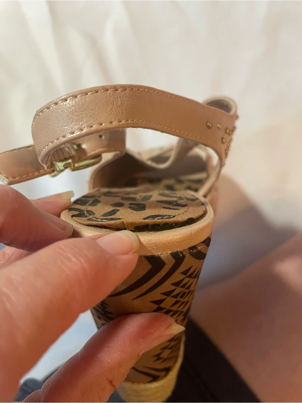 Jessica Simpson Women’s Gold Studded Tan Platform Wedge Heels Sz 8 1/2B (38 1/2)